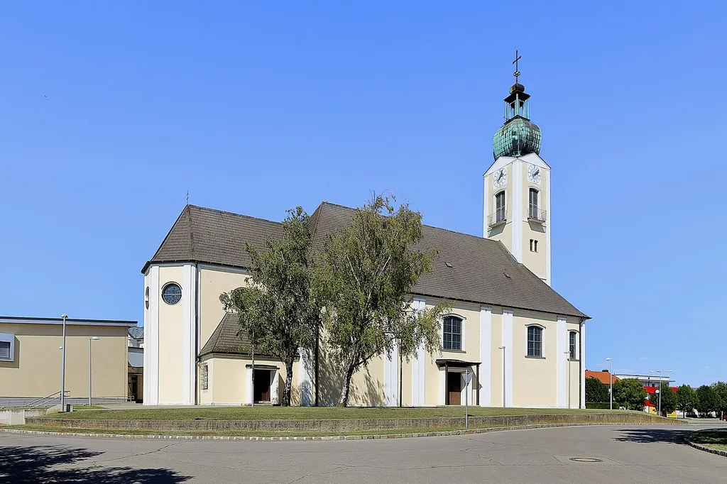 Südwestansicht der röm.-kath. Pfarrkirche hl. Andreas der burgenländischen Marktgemeinde St. Andrä am Zicksee. Die Kirche wurde anstelle einer Vorgängerkirche ab Frühjahr 1937 errichtet und am 5. September 1937 geweiht.