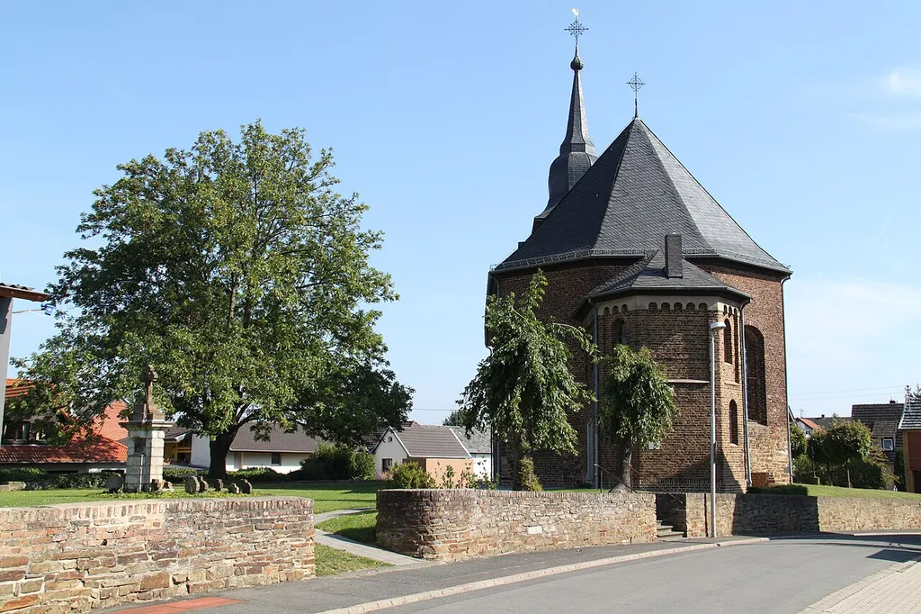 Kirche St. Walburga in Gelsdorf, Gemeinde Grafschaft, Blick von Westen (von hinten), links und rechts Teile des Alten Friedhofs