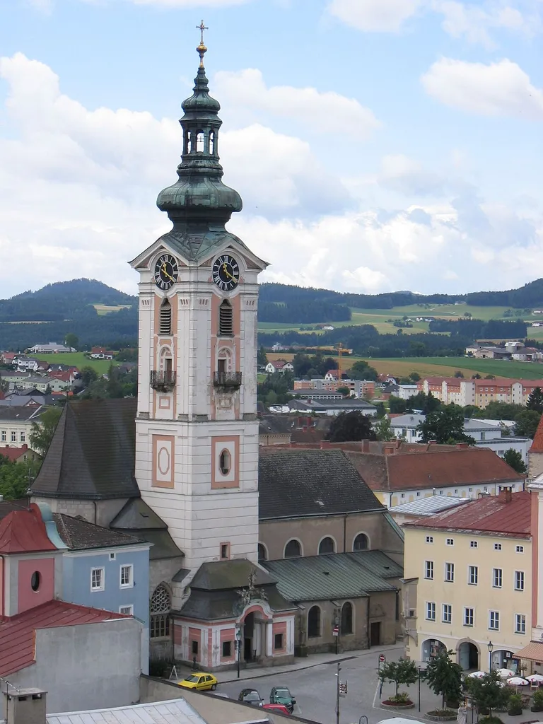 Kirchturm der Stadtpfarrkirche vom Bergfried gesehen