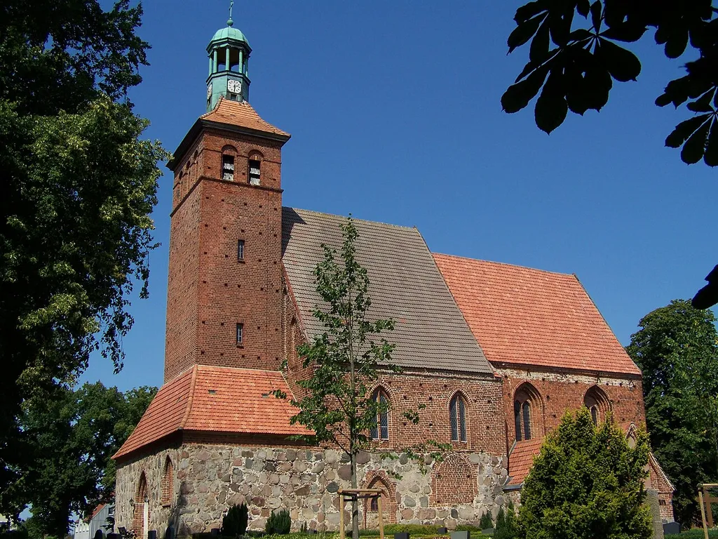 Reinkenhagen, Dorfkirche, von der Straße aus