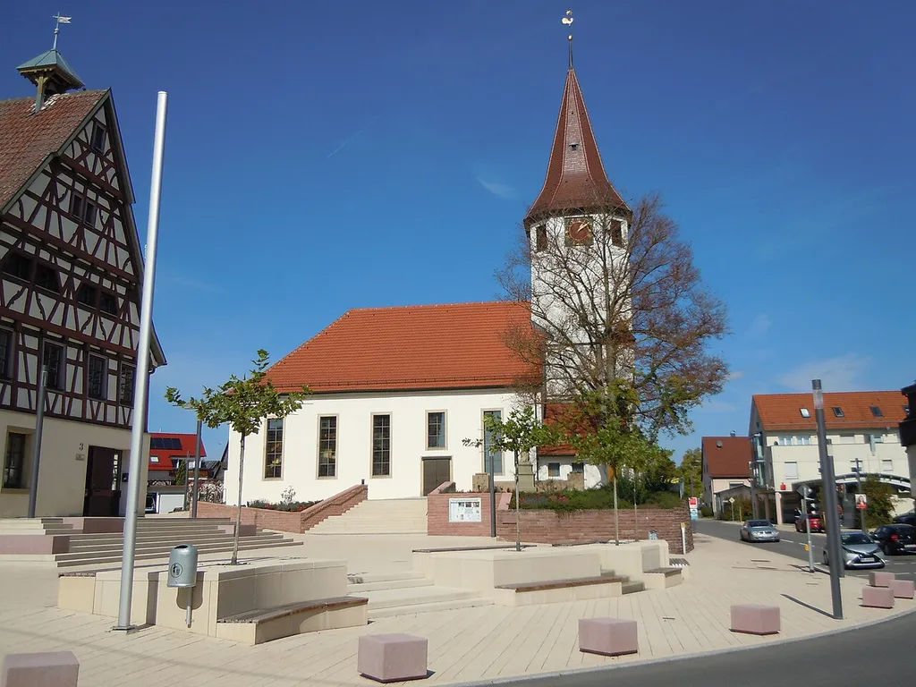 Naturdenkmal "Blutbuche an der Kirche" (Schutzgebiets-Nr. 81150530023). Die Buche steht an der Martinskirche in der Ortsmitte von Oberjettingen (Jettingen).