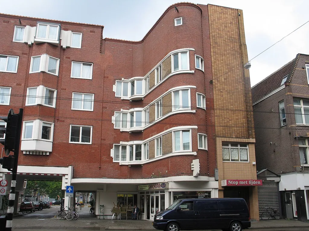 oa. De voormalige bioscoop West End aan de Jan Evertsenstraat 18 in Amsterdam