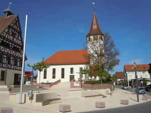 Blutbuche an der Kirche