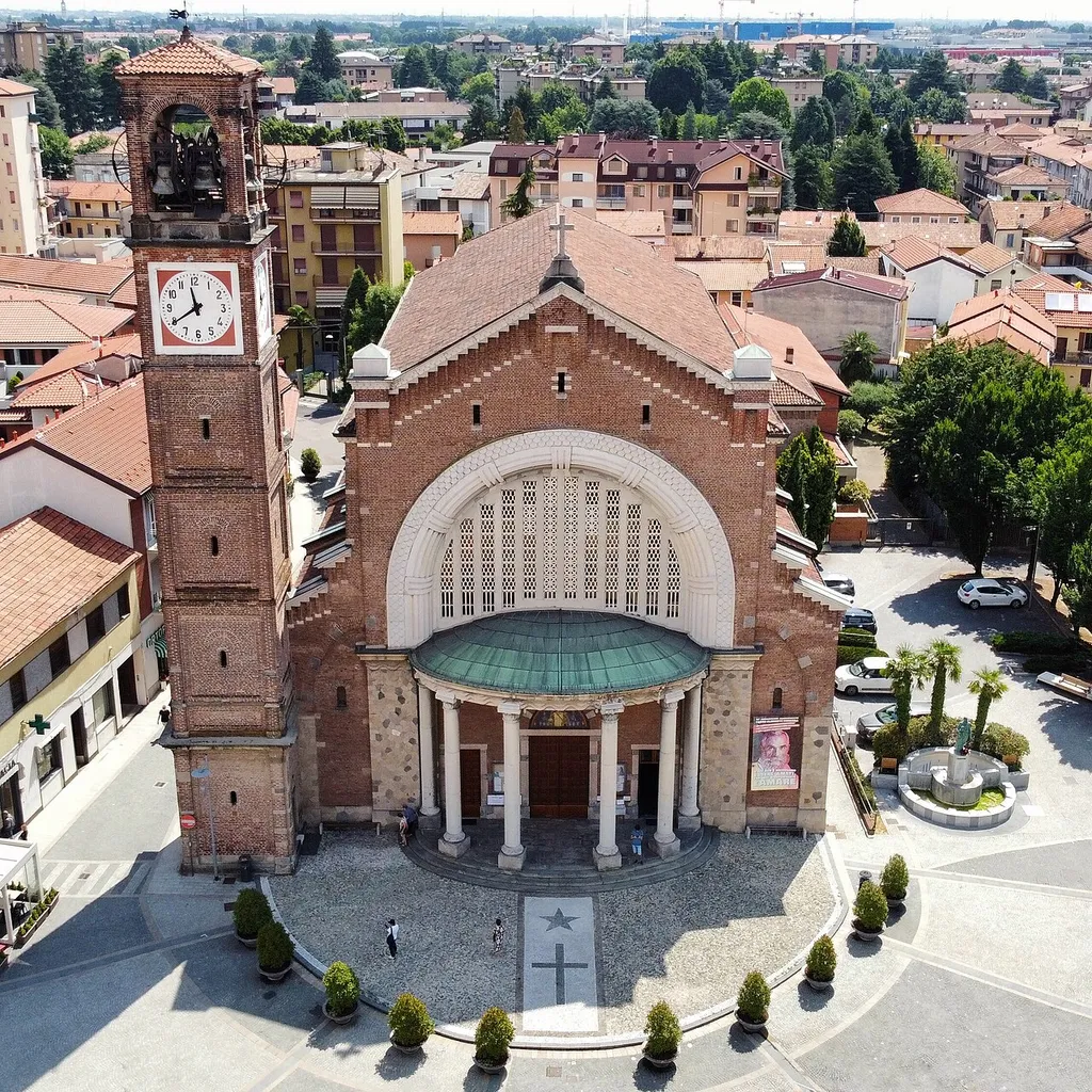 Piazza S. Eusebio (Agrate Brianza) con la parrocchia omonima