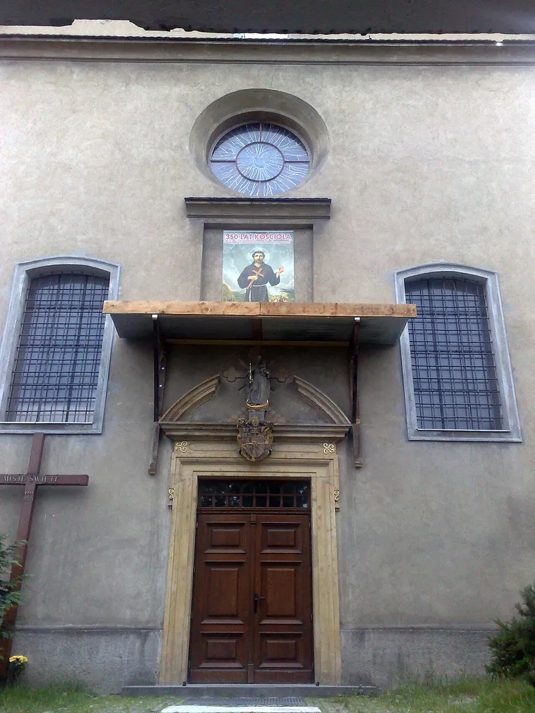 Portal z herbem bpa wrocławskiego L.W. Habsburga. Nysa, ul. Bramy Grodkowskiej 5 - kościół pw. św. Franciszka z Asyżu w zespole klasztornym kapucynów (foto kpt. Tomek Nysa 2012)