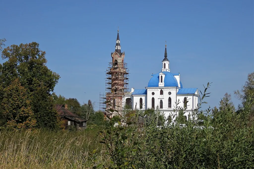 The Church of Archangel Michael in Village Podzhigorodovo is one of the most beautiful and unusual churches in the Klin Rayon and the Moscow Oblast. The church was built in 1778-1783 by local landlords, brothers Youriev. Forty-two years ago, when I first visited the church, I could read this inscription on the wall: «This Church was built in 1783 A.D. in the reign of Our Sovereign Lady Empress Catherine II, by the effords of Alexey, Councillor of State, Peter, Captain, and Nikolay, Major, sons of Michael Youriev.» The church is built in Pseudo Gothic style. According to research, the architect was most likely one of the pupils of Vassily Bazhenov. It is possible that the drawings of the church were given to Youriev brothers by their neighbour, landlord P.A.Tatischev, who had a church of the same style in one of his manors. The church is located on a hill on the right bank of the Nudol river. From a distance you can take the belltower for a mast of a ship. The retinence of decoration and the compactness of it's form, makes the church look modest and simple, which is typical of village construction. The belltower is exquisite. It is tall, square in the lower part, and round in the upper. It is designed with various tiers diminishing to the top. The belltower is completed by an elegant tent-shaped roof. It is evident that the design of the bell tower was not just a fantasy of an architect unfamiliar with traditional Russian architecture. It inherited the style of the elegant belltowers of the Moscow churches of the XVII century, most notedly the Moscow Kremlin bellowers. First stone steps, then wooden steps, which have been recently renewed, lead to the belfry , where you can view the surrounding countryside. To the east lay wild woods and fields, which extend to the Istrinskoye Reservoir. It’s easy to climb the bellower holding on to the well-preserved old metal railings. In 1906 the church was renovated and plastered. This changed the original architectural look of c