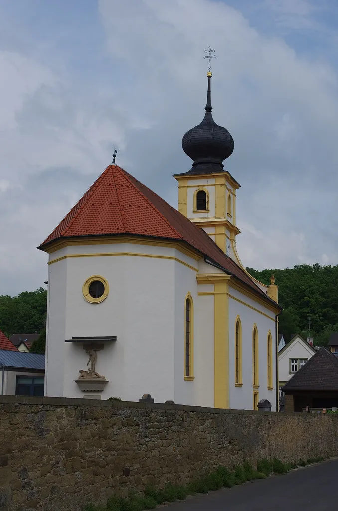 Katholische Kuratiekirche St. Jakobus d. Ältere, Saalbau mit eingezogenem Chor und Turmfassade mit Welscher Haube, 1752; mit Ausstattung. Gambachstraße 57, Schraudenbach, Markt Werneck, Unterfranken, Deutschland.