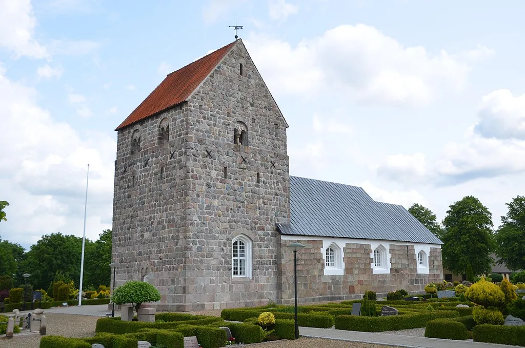 Assing Kirke ved Primærrute 12 syd for Kibæk, Vestjylland