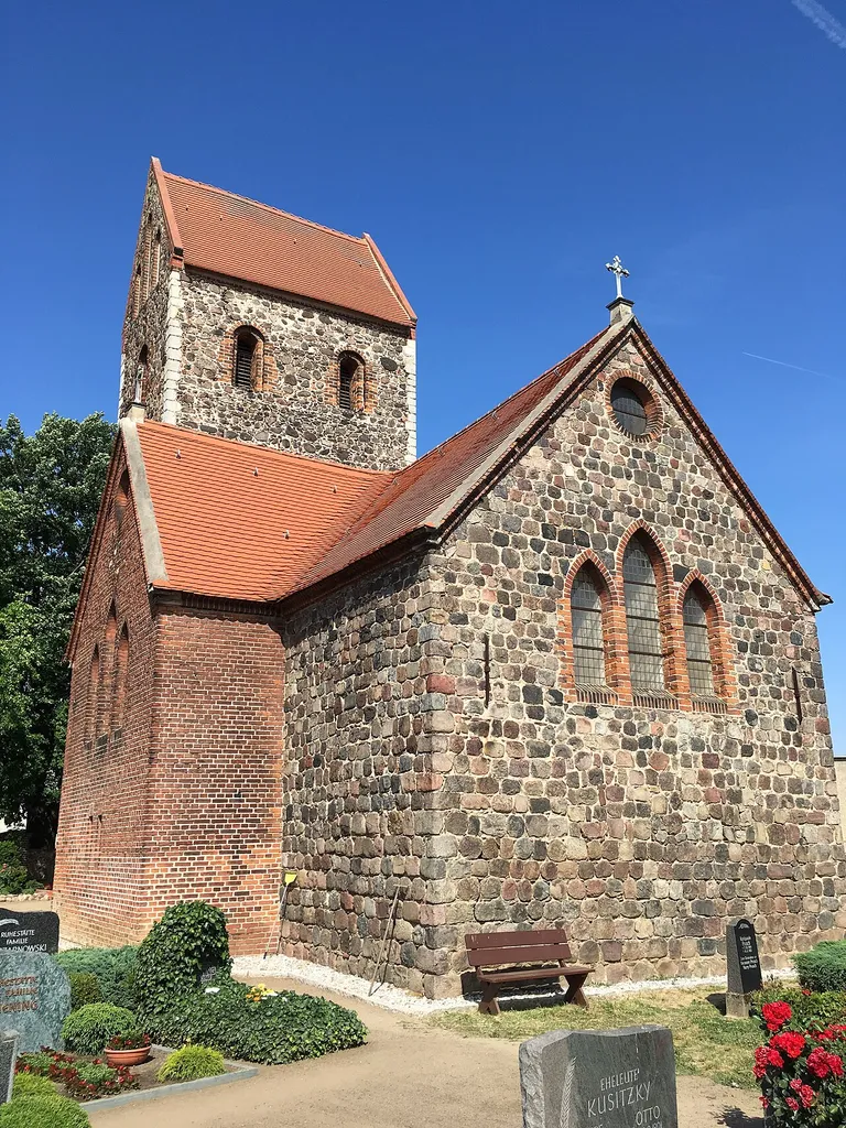 Die Dorfkirche in Krummensee der Stadt Werneuchen entstand im 13. Jahrhundert und wurde im 14./15. Jahrhundert um einen Westturm ergänzt.