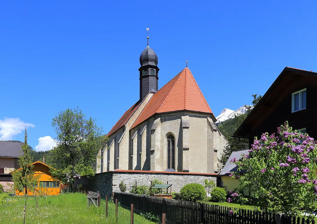 Südansicht der röm.-kath. Filialkirche Mariä Himmelfahrt am grünen Anger in der steiermärkischen Marktgemeinde Neuberg an der Mürz. Ein einheitlicher spätgotischer Bau aus dem 16. Jahrhundert mit einem dreijochigen Langhaus, einem eingeschnürten zweijochigen Chor und einem achtseitigen Dachreiter mit Zwiebelhelm.