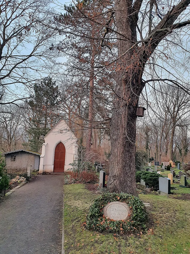Lutherlinde und Lutherstein auf Friedhof in Altes Dorf 5, Leipzig-Portitz