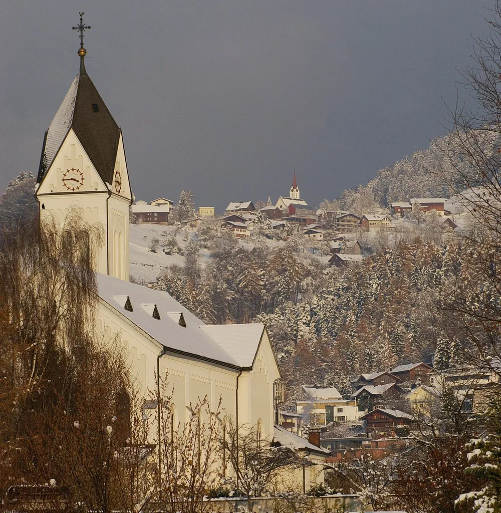 Pfarrkirche St.Georg in Sulz, Vorarlberg; im Hintergrund der Ort Dafins