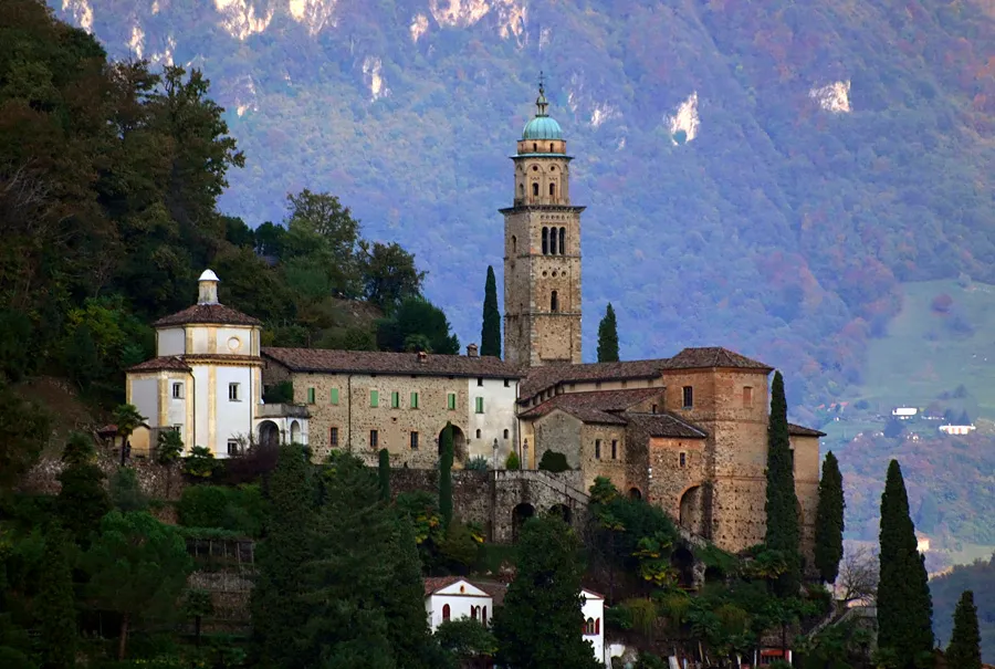 Chiesa di Santa Maria del Sasso di Morcote, vista dalla sponda italiana del Lago di Lugano