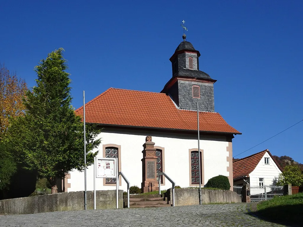 Versöhnungskirche Asbach. Die Dorfkirche von Asbach wurde gegen Ende des 18. Jahrhunderts auf der Stelle des zuvor abgebrochenen Vorgängerbaus errichtet. Nach umfangreicher Renovierung wurde sie im Jahr 1978 neu geweiht und trägt seither den Namen Versöhnungskirche. Asbach, seit 1950 nach dem Zusammenschluss mit Sickenberg, Asbach-Sickenberg ist eine Gemeinde in der Verwaltungsgemeinschaft Uder im thüringischen Landkreis Eichsfeld.