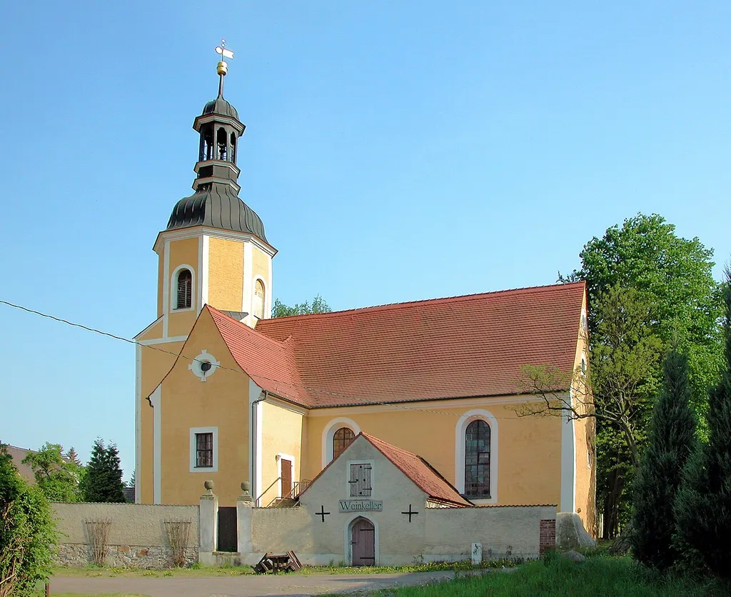 01.05.2009 04808 Kühnitzsch (Lossatal), Schloßhof /Kühnitzscher Dorfstraße. Dorfkirche von Nordwesten. 1706-1707 an Stelle einer älteren Kirche erbaut. Der damalige Rittergutsbesitzer Hans Georg von Ploetz ließ auf seine Kosten den Bau beginnen. [DSCN37019.TIF]20090501545DR.JPG(c)Blobelt