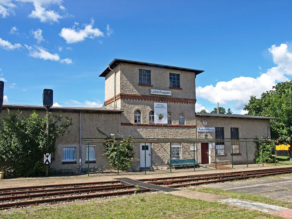 Lokschuppen mit Wasserstation am Bahnhof Rheinsberg
