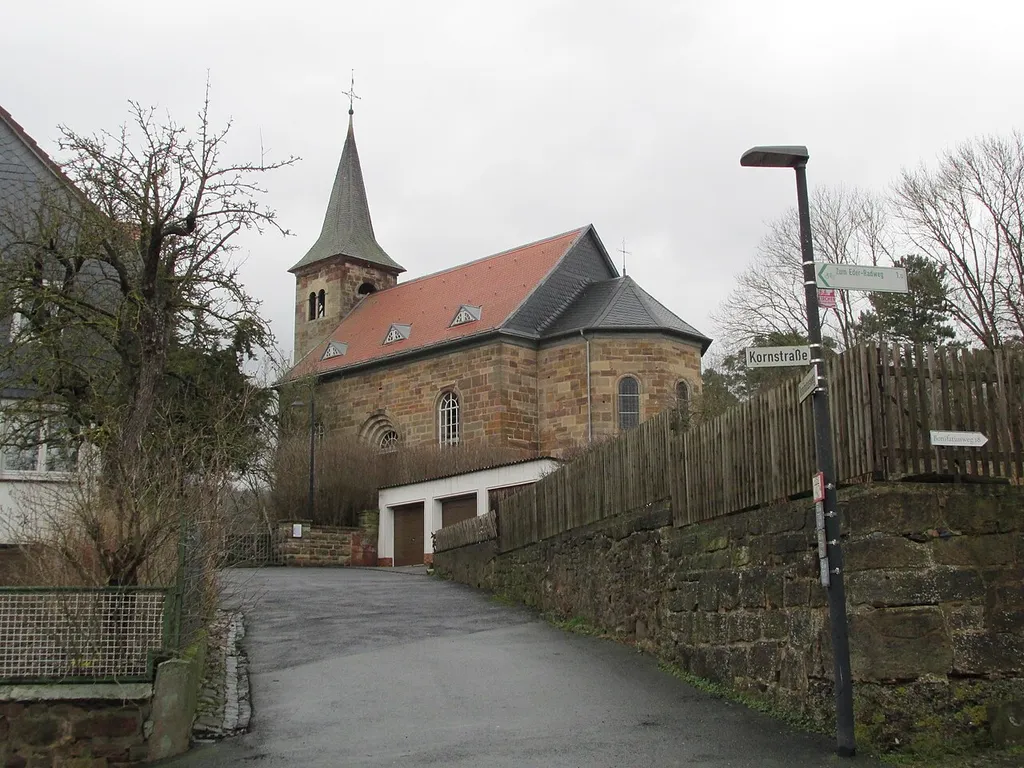 die evangelische Kirche am Bonifatiusweg in Edertal-Wellen