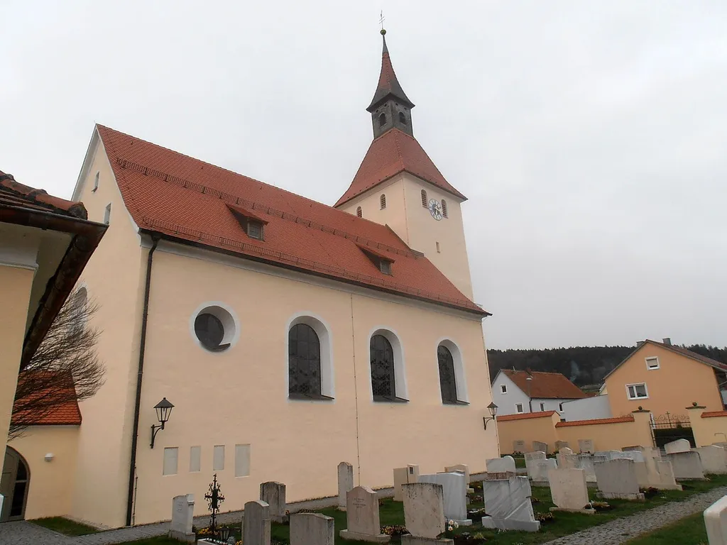 Katholische Pfarrkirche St. Leodegar, Putzbau mit Satteldach und Turm über Sakristei mit Zeltdach und Laterne, einschiffiges Langhaus und Chor mit Stichkappentonne, Turmuntergeschosse mittelalterlich, Langhaus- und Chorneubau sowie Turmaufstockung von Johann Baptist Camesina, 1694-96; Friedhof, mit klassizistischen Grabsteinen
