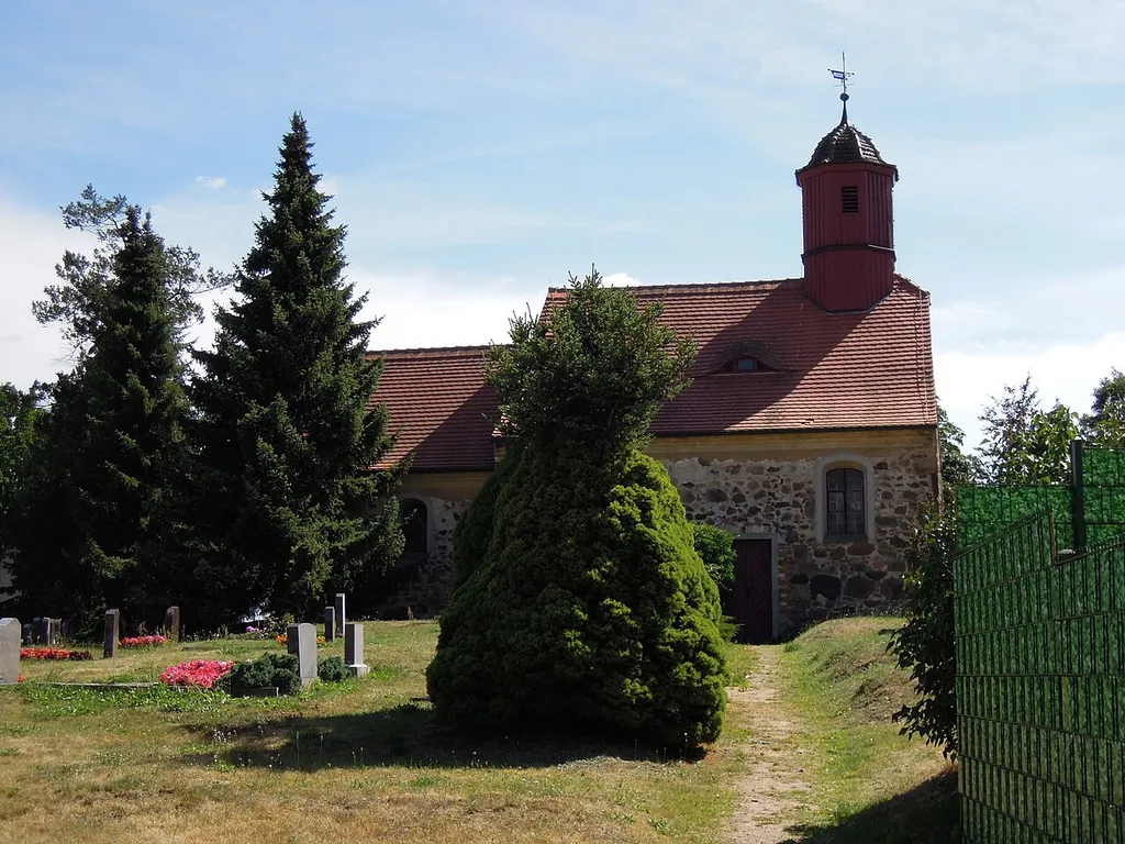 Kirche Ogkeln -Nordansicht mit Hauptpforte- im August 2020