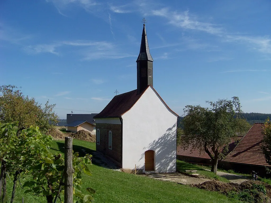Großweiher. Kath. Filialkirche St. Stephan, kleiner Saalbau mit Dachreiter, in Blankziegelbauweise errichtet, 2. Hälfte 15. Jh.; mit Ausstattung.