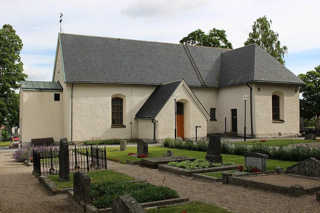 Almby kyrka från sydväst.