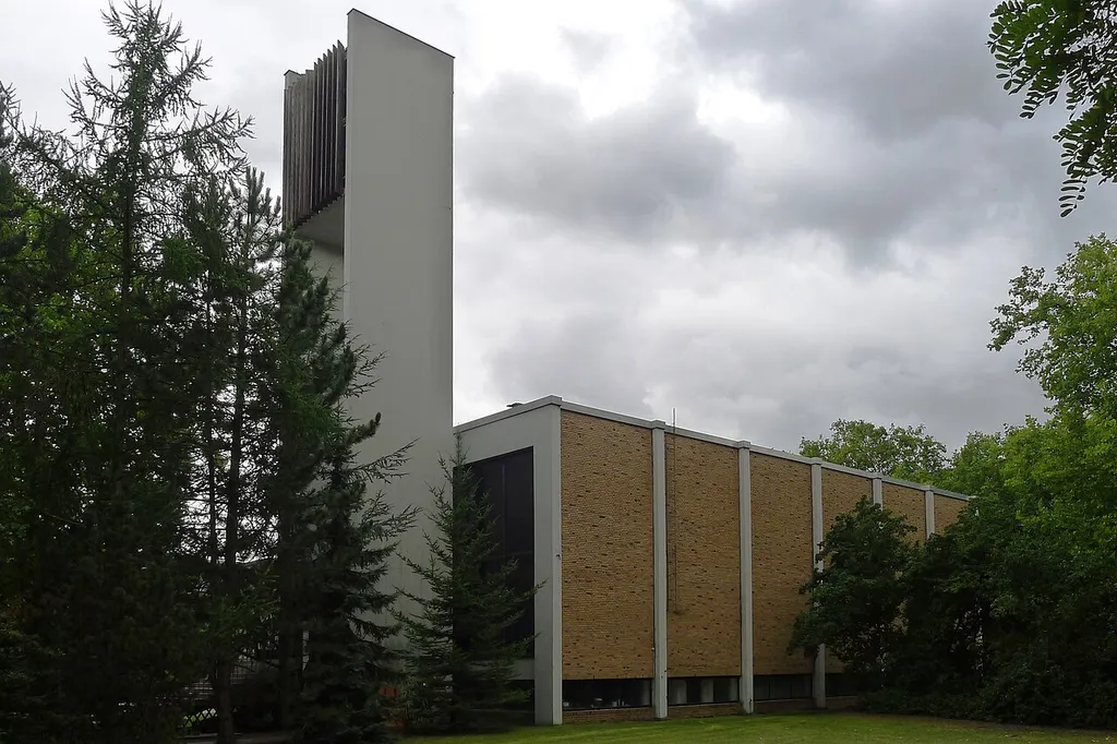 Schrägansicht auf Turm und Kirchenschiff