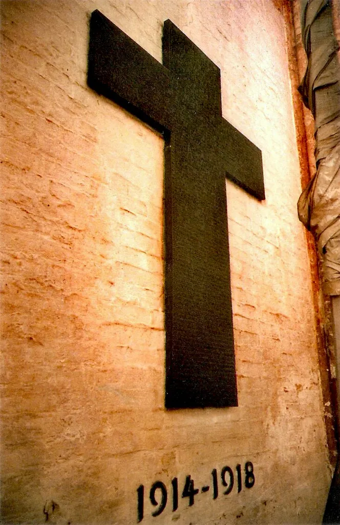 Die in Kreuzform aufgelisteten 318 Kriegsopfer der St. Mariengemeinde zu Lübeck nach einem Entwurf Hans Schwegerles
