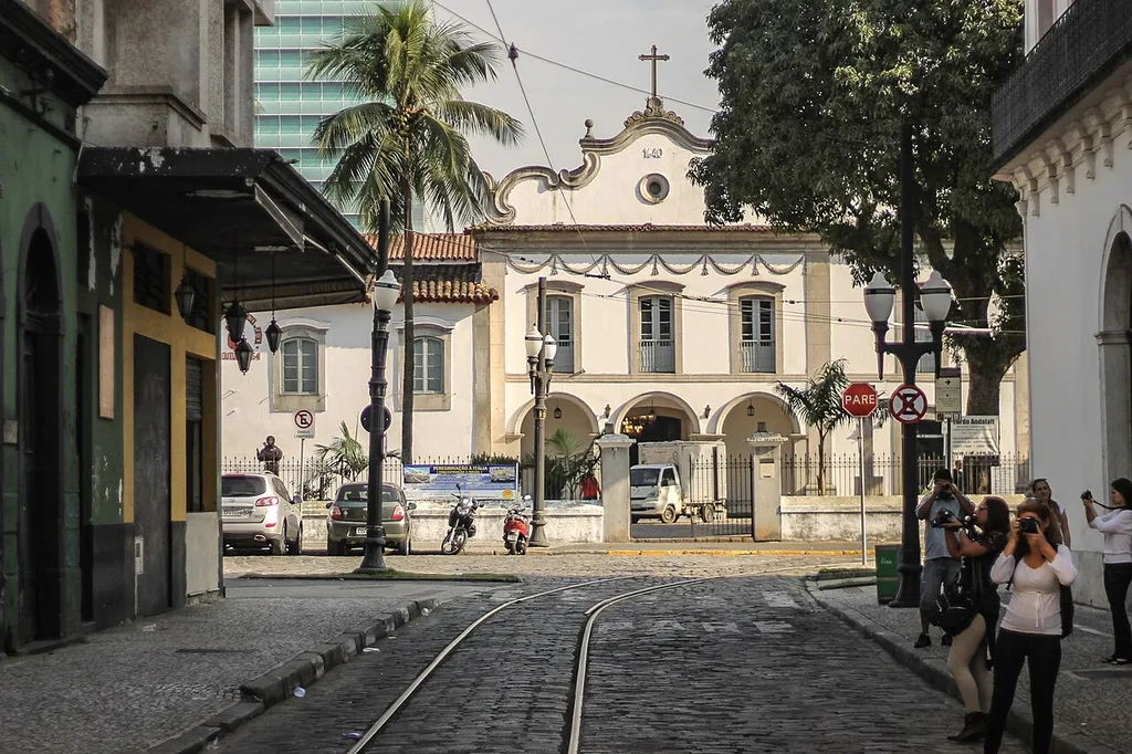 Entrada, afrescos, lustres da Capela de Santo Antônio do Valongo, em Santos, SP