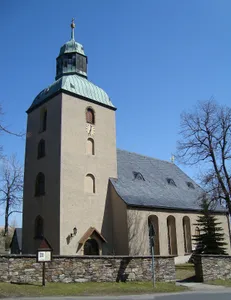 Kirche (mit Ausstattung), Kirchhof mit Leichenhalle, Einfriedungsmauer und Kriegerdenkmale für die Gefallenen des deutsch-französischen Krieges und die Gefallenen des 1. Weltkrieges auf dem Kirchhof Satzunger Kirchstraße 1