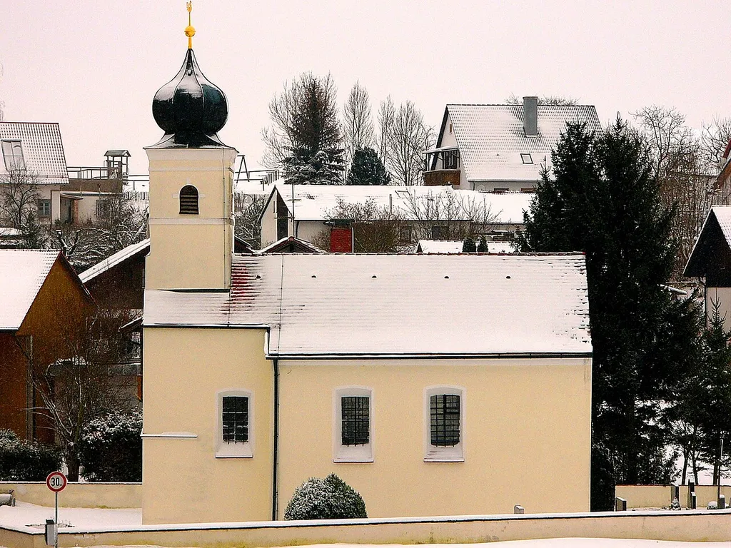Pfarrkirche St. Michael; Chor und Turm spätgotisch, Langhaus barock; mit Ausstattung.