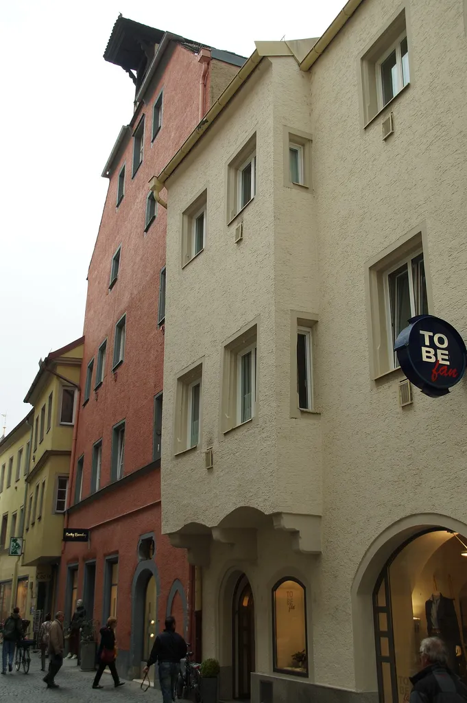 Sog. Lyskircherhaus, dreigeschossiger und traufständiger Satteldachbau mit Erker und zweischiffiger Einfahrt und kreuzrippengewölbtem Kapellenraum, im Kern um 1320/30, Überformung im 15. Jh., neuzeitliche Veränderungen; Rückgebäude mit Stadel, zweigeschossiger Puldachbau mit Erdgeschoss-Arkaden, Renaissance. This is a photograph of an architectural monument.It is on the list of cultural monuments of Bayern, no. D-3-62-000-1240.