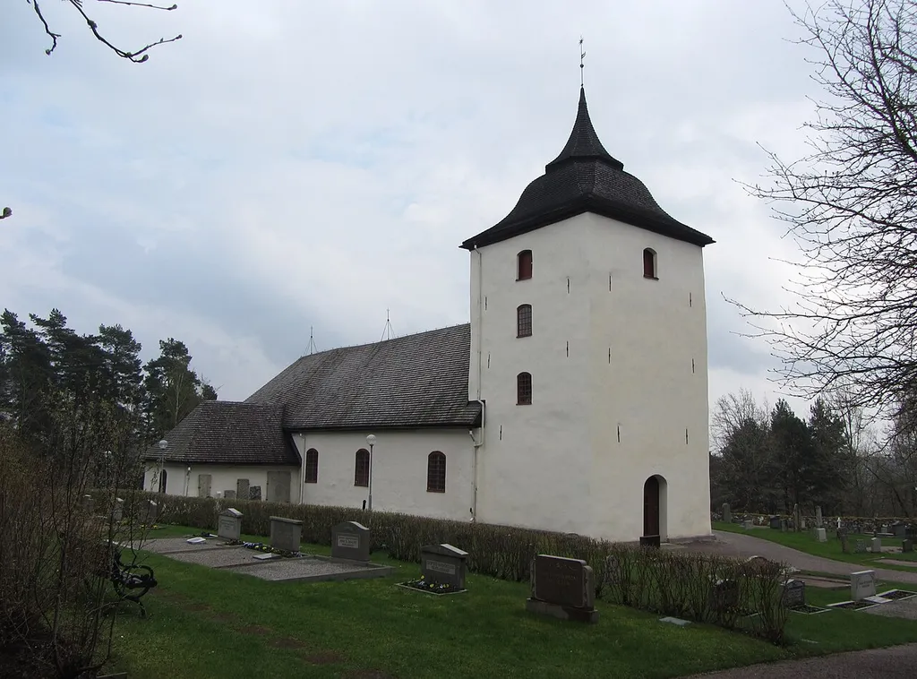 Exteriörbilder av Leksbergs kyrka, som ligger strax väster om Mariestad i Västergötland.