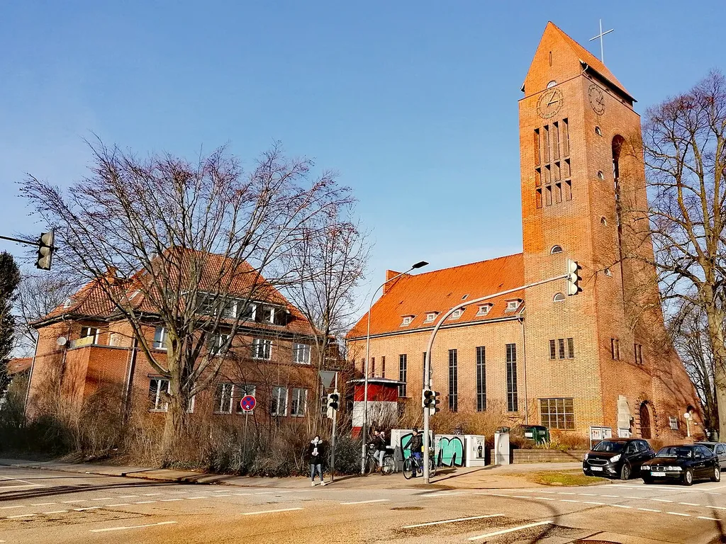 Lutherkirchenkomplex, Gemeindehaus von 1927 und später erbautes Kirchengebäude, von Südwesten.