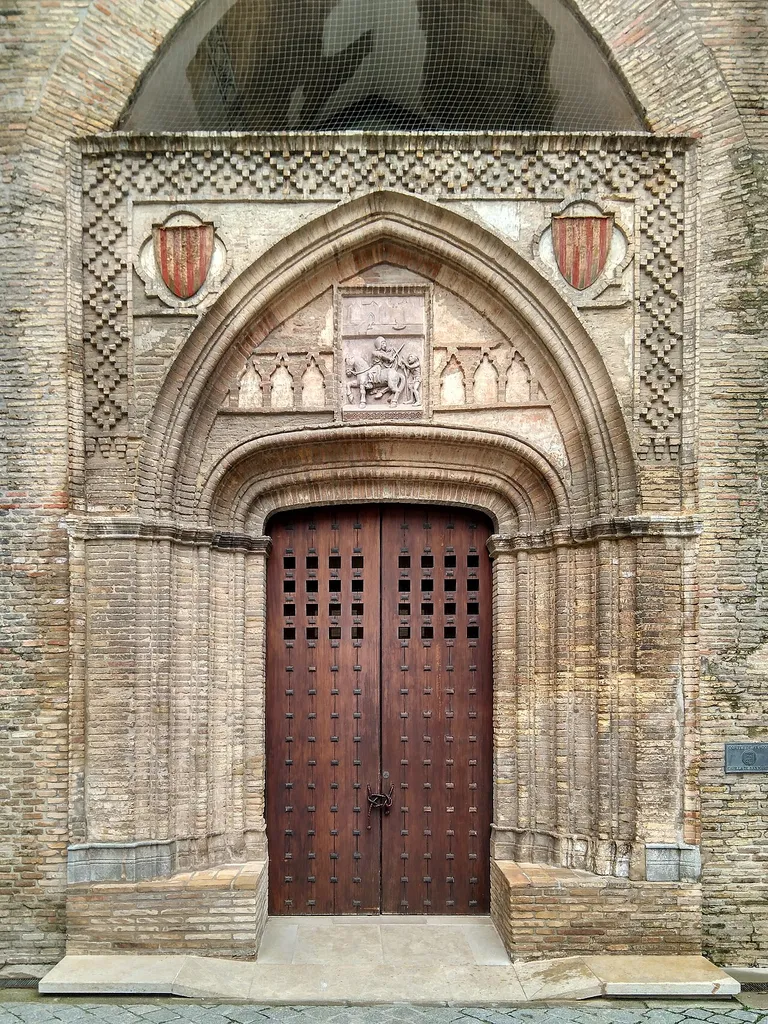 Portada de la iglesia de San Martín en el Palacio de la Aljafería, Zaragoza (España).