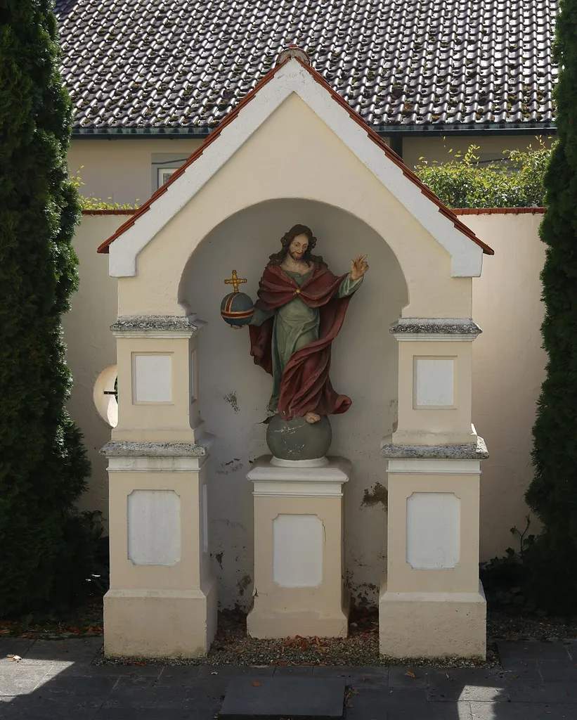 Salvatorberg 3, Mainburg; Kloster Mainburg, bis 1918 Karmeliterkloster, 1918–1981 Kapuzinerkloster, seit 1981 Paulinerkloster, zweigeschossiger traufständiger Steildachbau mit übergiebeltem Mittelrisalit und Putzstreifengliederung, 1893 Rest der Klostermauer mit Kapelle, kleiner Satteldachbau mit Rundbogenöffnung, darin Christus-Salvator-Figur auf Postament, wohl Ende 19. Jahrhundert