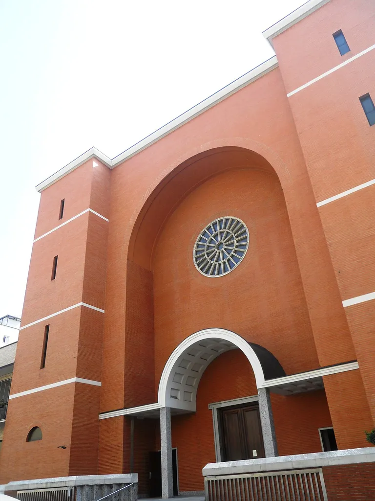 La facciata della chiesa dei Santi Silvestro e Martino in Milano.