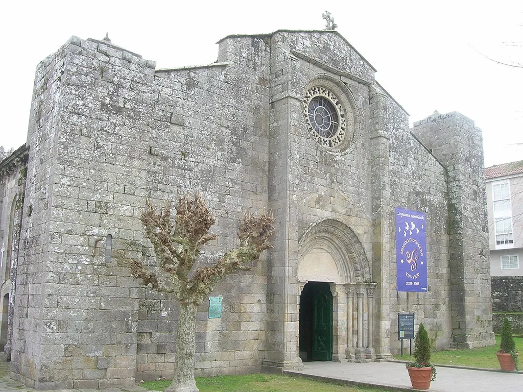 De estilo ojival románico, la Colegiata de Santa María de Baiona fue construida en el siglo XIII, alcanzando la categoría de Colegiata en 1482 bajo el mandato del Obispo Diego de Muros, rango que mantuvo hasta 1850.