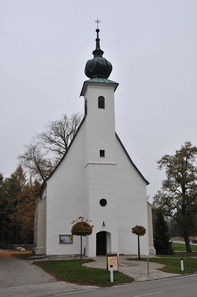 Kath. Filialkirche hl. Bartholomäus mit Friedhofsfläche