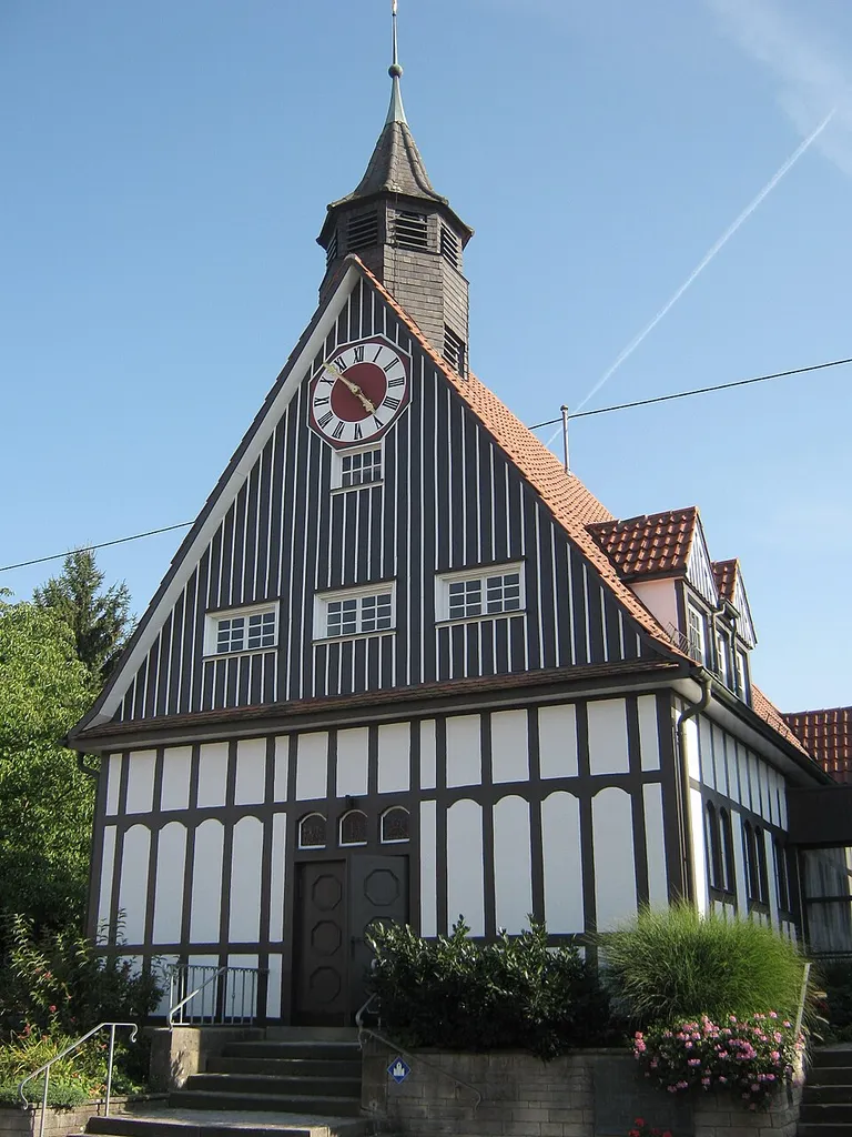 Die denkmalgeschützte evangelische Dorfkirche in Reicheneck bei Reutlingen wurde 1910 von Martin Elsaesser im Stil englischer Fachwerkhäuser gebaut.