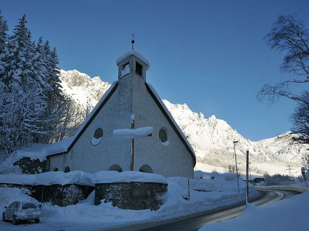 Expositurkirche hl. Theresia vom Kinde Jesu mit Friedhof und Ummauerung in Langen am Arlberg 316,Klösterle.