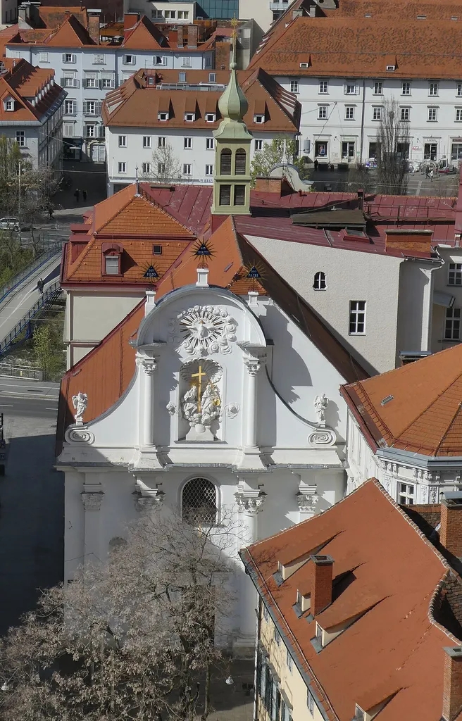 Graz, Dreifaltigkeitskirche vom Schlossberg aus gesehen.