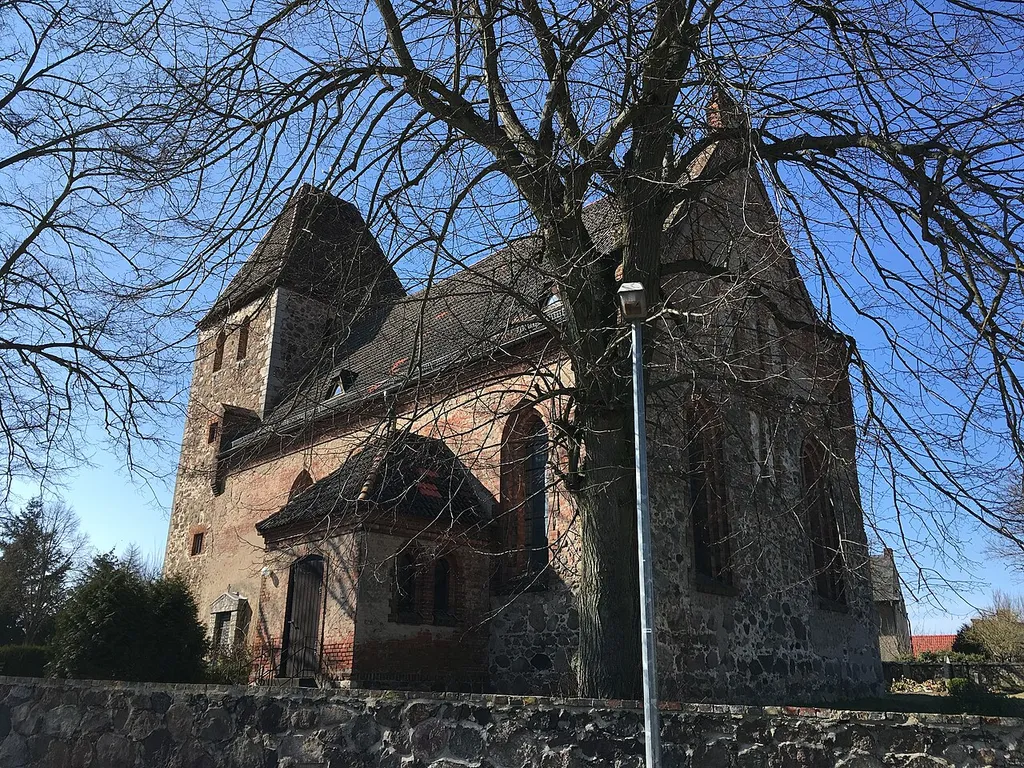 Die Dorfkirche in Buchholz ist eine Feldsteinkirche, die vermutlich in der Zeit um1300 entstand. Sie steht in Altlandsberg im Landkreis Märkisch-Oderland in Brandenburg. Im Innern befindet sich unter anderem ein Altaraufsatz aus dem Anfang des 18. Jahrhundert.