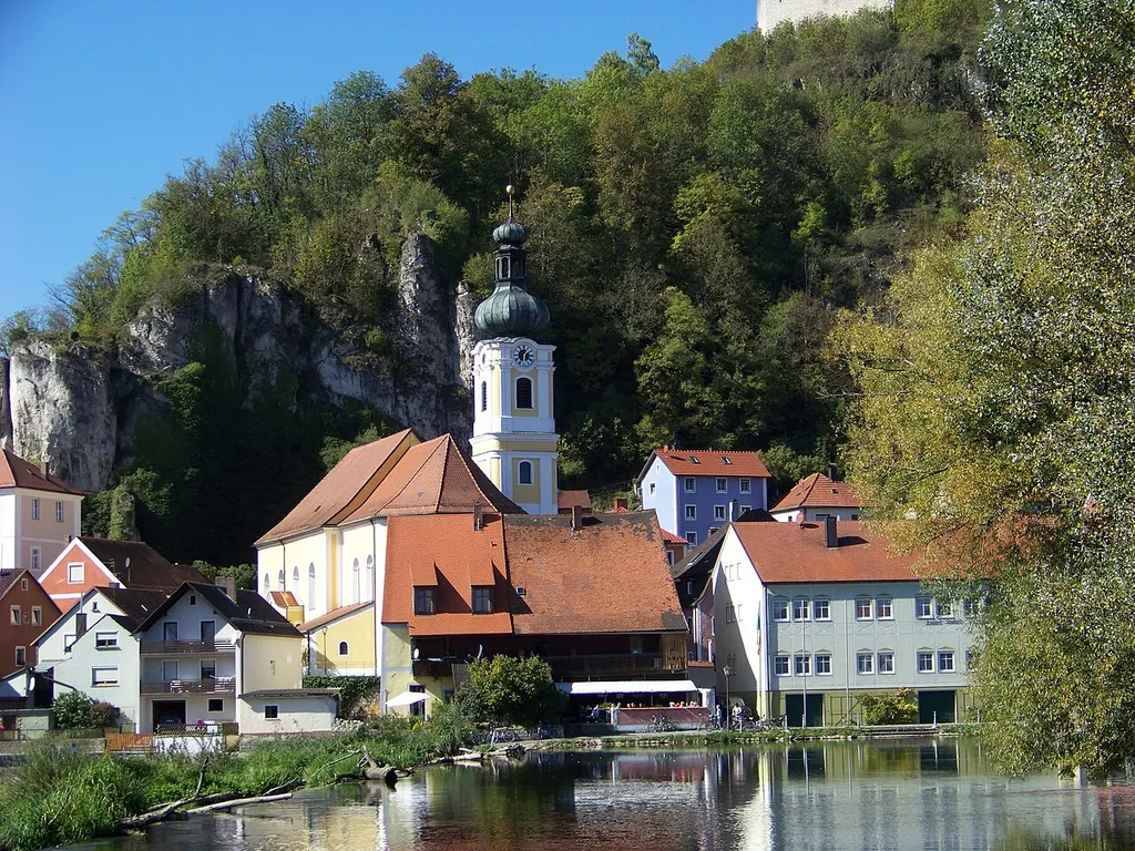 Kallmünz. Katholische Pfarrkirche St. Michael, Saalbau mit eingezogenem Chor, Walmdach und Flankenturm mit Zwiebelhaube, 1751-58 unter Einbeziehung frühgotischer Mauerteile, um 1250; mit Ausstattung.