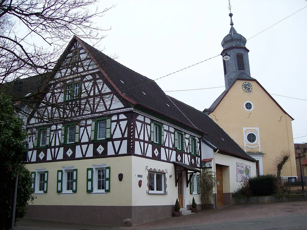 Evangelische Kirche in Volxheim / Rheinland Pfalz mit historischem Fachwerkhaus