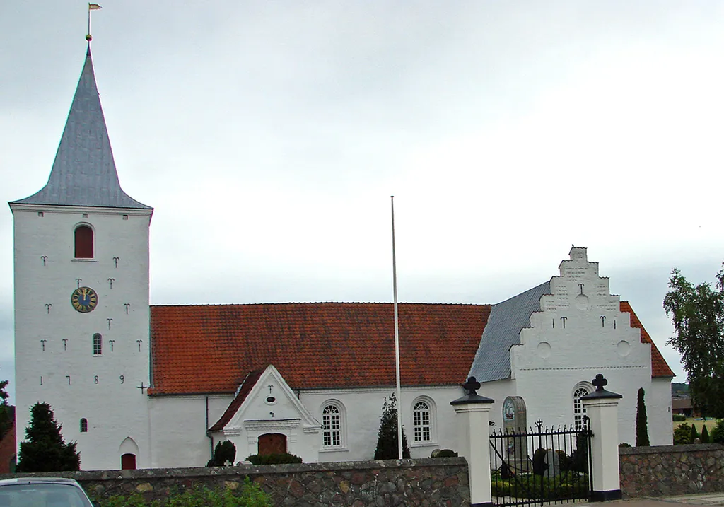 Kirken set udefra Østbirk Kirke ligger i Voer Herred i det tidligere Skanderborg Amt i Østjylland. Kirken hørte i middelalderen under Voer Kloster men præges nu af tilhørsforholdet til slægten Skram på Urup.