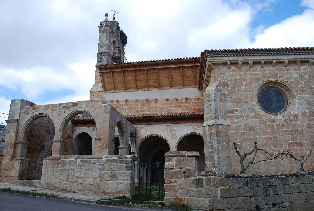 Parish Church of St. Andrew in Barrio de San Pedro (Palencia, Castile and León). Located in the Centre of the village, slightly to the Northwest of the case and scarce 50 m from the road. The Romanesque is purely anecdotal, appearing most of the building as a late Gothic work with remoces neo-classical and Baroque. Box walls rises in excellent sandstone Ashlar yellow stripe and fine-grained that sometimes alternating with other coarser grain appreciated conglomerado as gradient ashlars. The tardorrománico building was raise a single nave, which subtracts the West with the steeple on Gable, steeple that follows the traditional, with a smooth downstairs and bells with two bays slightly pointed, now blind to add in the 18th century this structure a second body of bells, with two embrasures semicircular and auction in sprocket body schema section temple with Campanile and ball decoration. The header is preserved a series of modillones, some decorated with motifs animalísticos as a bird of prey devouring its prey in the North-East angle, prótomos of Canids and other vegetal decoration, or simply profile of ship. The carving can be Gothic pieces that follow the reused Romanesque canecillos models.