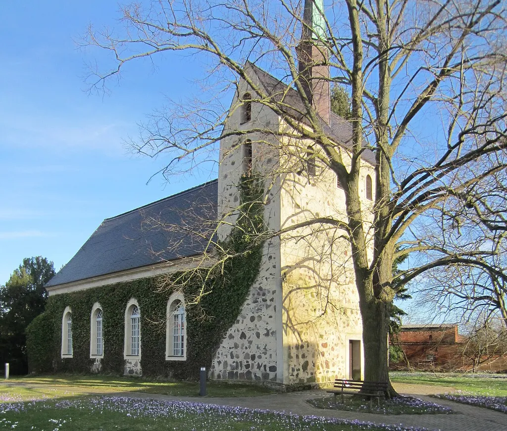 Langengrassau, Gemeinde Heideblick, denkmalgeschützte Dorfkirche, Ansicht von Nordwesten