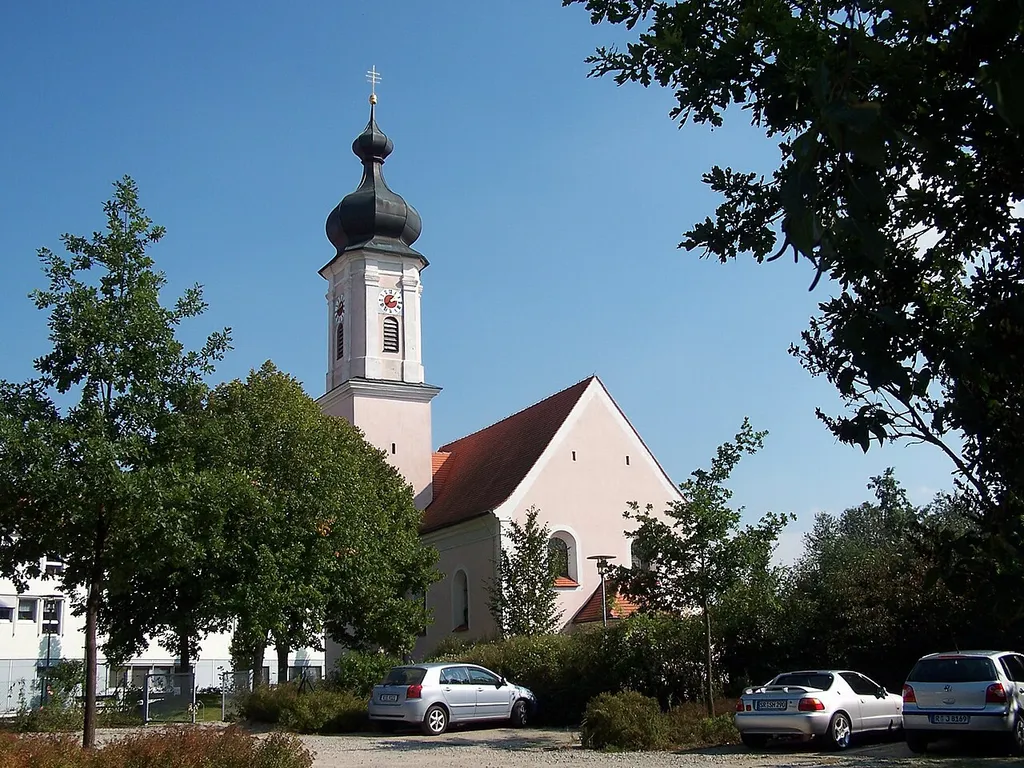 Katholische Nebenkirche St. Mauritius, Saalbau mit eingezogenem Chor, Flankenturm mit Zwiebelhaube, Vorzeichen und Pilastergliederung, um 1700; mit Ausstattung.