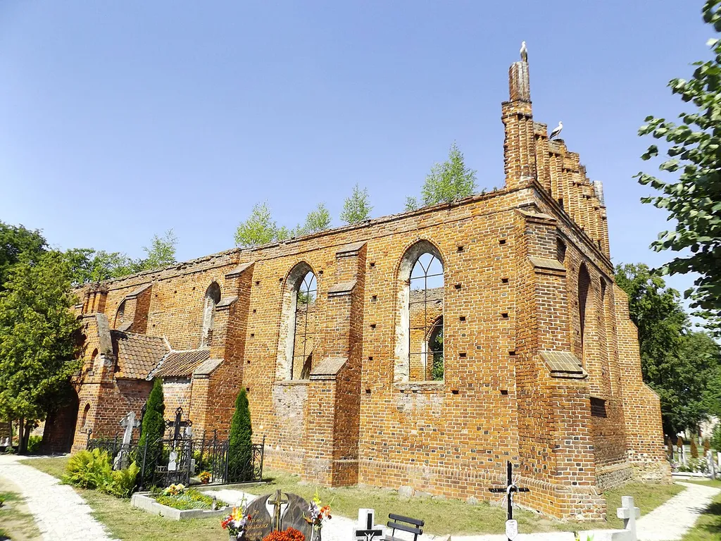 Ostaszewo, ul. Szkolna 22 - ruiny dawnego rzymskokatolickiego kościoła parafialnego p.w. św. Jana Chrzciciela, poł. XIV, XIX