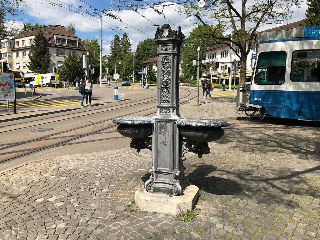 Brunnen Tramstation Kirche Fluntern